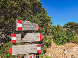 how to hike to Cala Napoletana